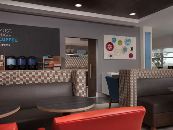 Holiday Inn Express & Suites Altoona-Des Moines