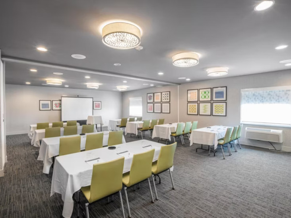 Holiday Inn Express & Suites Altoona-Des Moines