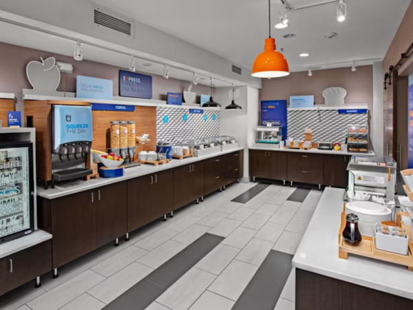 Holiday Inn Express & Suites Altoona-Des Moines