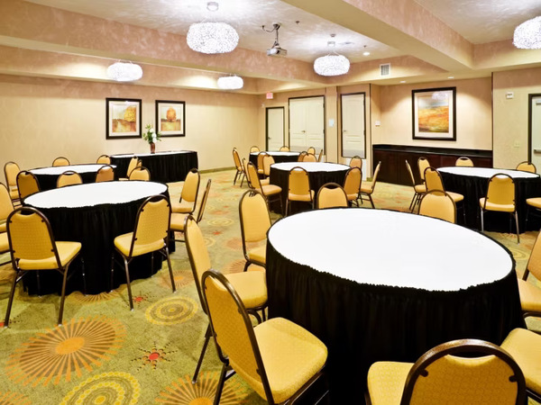 Holiday Inn Express & Suites Dallas East - Fair Park