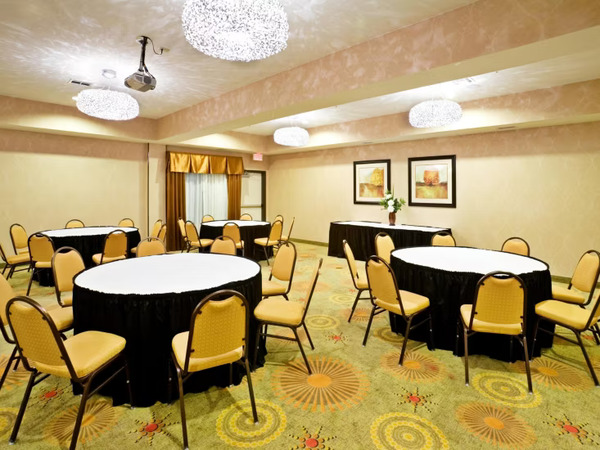 Holiday Inn Express & Suites Dallas East - Fair Park