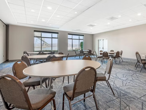 Holiday Inn Express & Suites Astoria