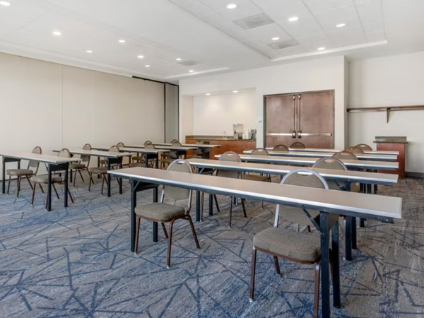 Holiday Inn Express & Suites Astoria