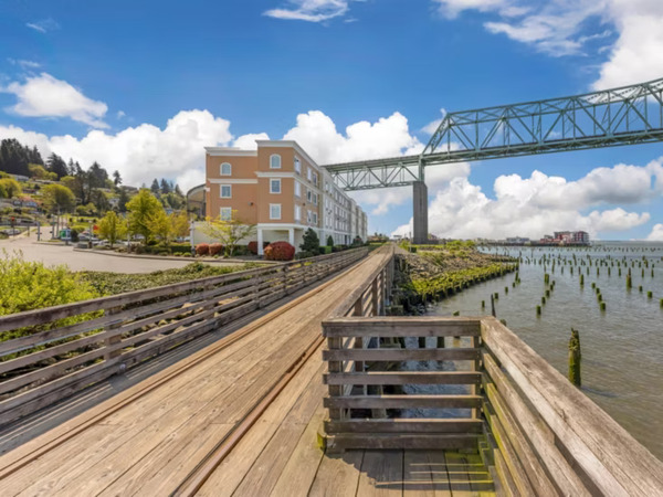 Holiday Inn Express & Suites Astoria