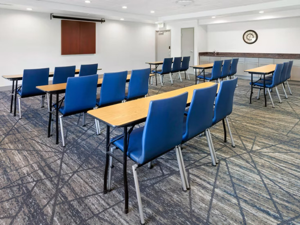 Holiday Inn Express & Suites Algonquin IL