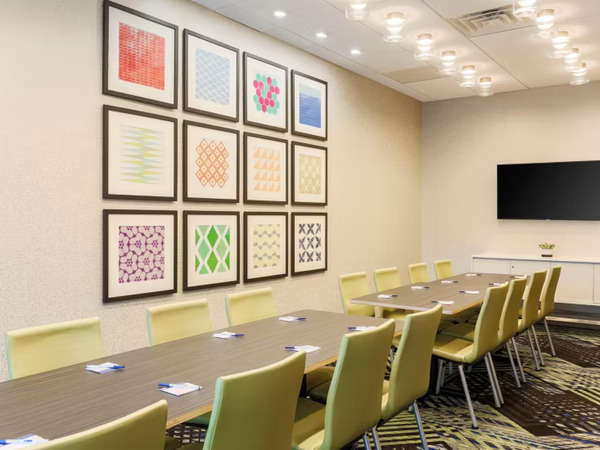 Holiday Inn Express & Suites Chicago O'Hare