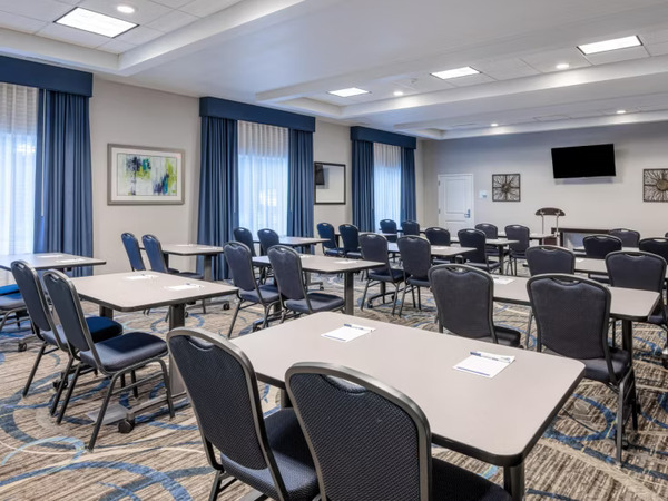 Holiday Inn Express & Suites - Edwardsville