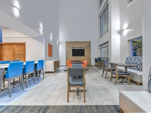 Holiday Inn Express & Suites Marshall