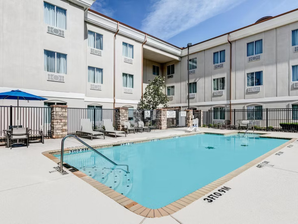 Holiday Inn Express & Suites Marshall