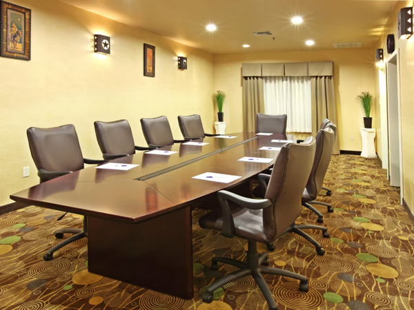 Holiday Inn Express & Suites Marshall