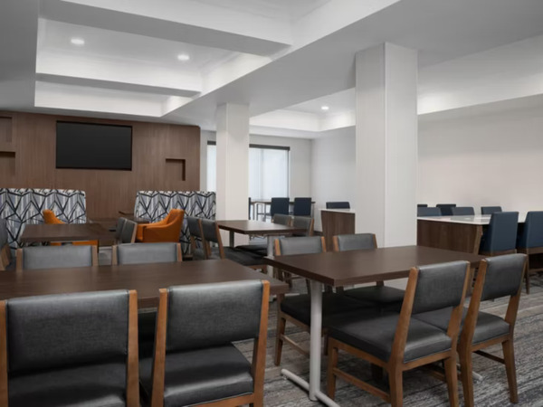 Holiday Inn Express & Suites Alexandria - Fort Belvoir