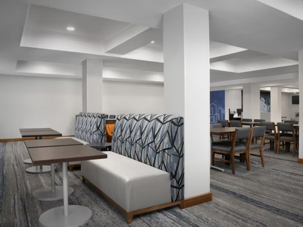 Holiday Inn Express & Suites Alexandria - Fort Belvoir