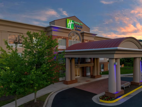 Holiday Inn Express & Suites Alexandria - Fort Belvoir