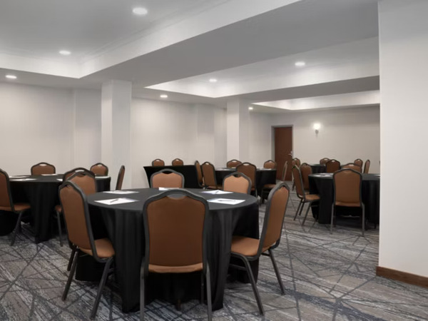 Holiday Inn Express & Suites Alexandria - Fort Belvoir