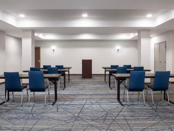 Holiday Inn Express & Suites Alexandria - Fort Belvoir