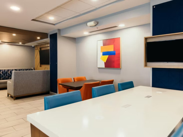 Holiday Inn Express & Suites Urbandale Des Moines