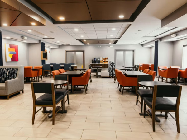 Holiday Inn Express & Suites Urbandale Des Moines