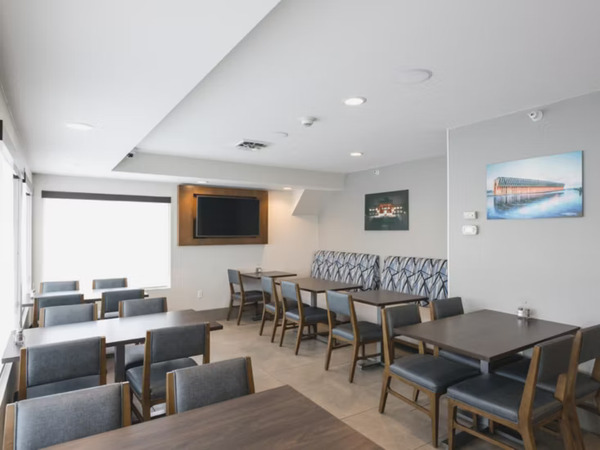 Holiday Inn Express & Suites Marquette