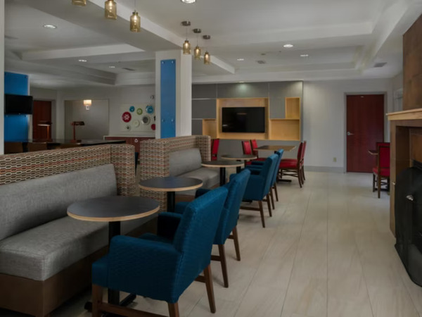 Holiday Inn Express & Suites Lawrence