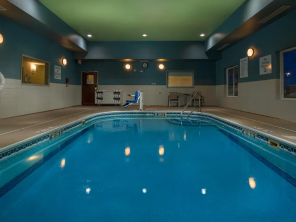 Holiday Inn Express & Suites Lawrence
