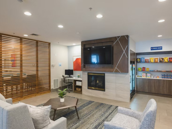 Holiday Inn Express & Suites Lawrence