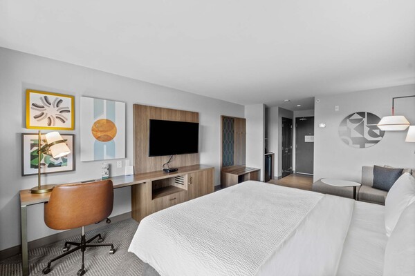 Holiday Inn & Suites, Cloverdale