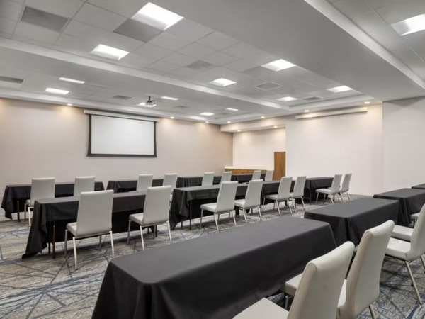 Holiday Inn Express and Suites by IVY