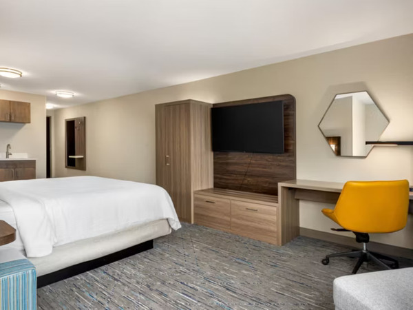Holiday Inn Express and Suites by IVY