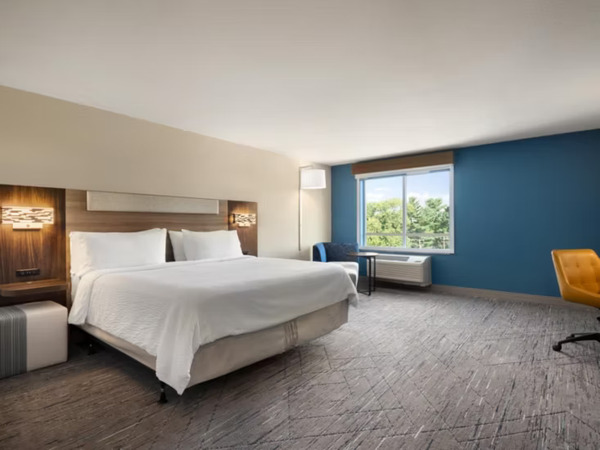 Holiday Inn Express and Suites by IVY