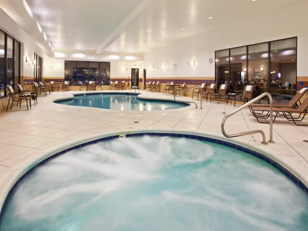 Holiday Inn Express & Suites Zanesville North