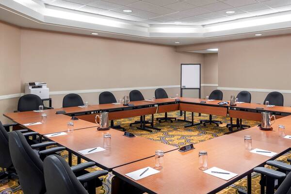 Hilton Indianapolis Hotel & Suites
