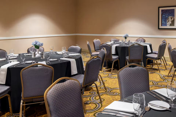 Hilton Indianapolis Hotel & Suites