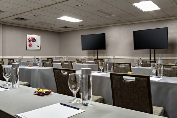 DoubleTree by Hilton Fairfield Hotel & Suites