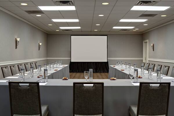 DoubleTree by Hilton Fairfield Hotel & Suites