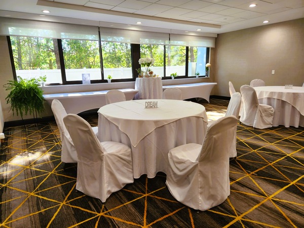 Holiday Inn Islip Airport East