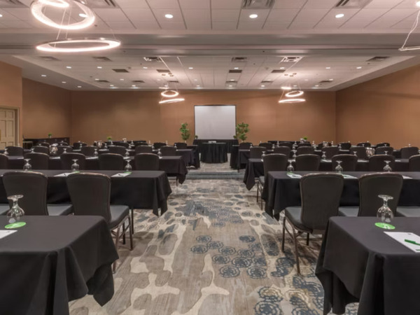 Holiday Inn Hotel & Suites Phoenix Airport North