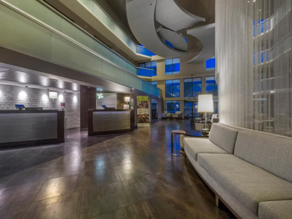 Holiday Inn Hotel & Suites Phoenix Airport North
