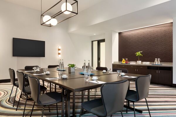 The Viv Hotel Anaheim, a Tribute Portfolio by Marriott