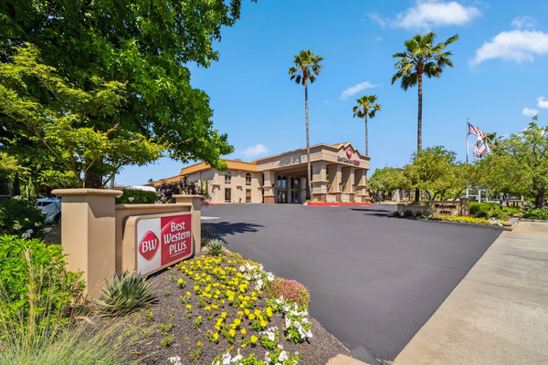 Best Western Plus - Hilltop Inn