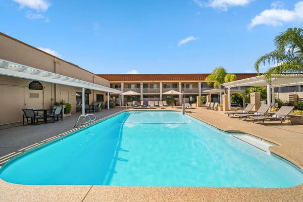 Best Western Plus - Hilltop Inn