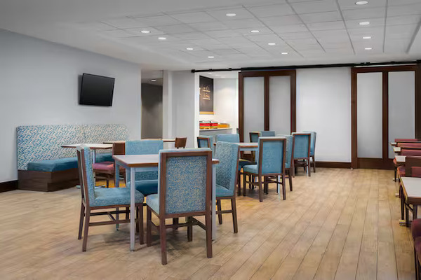 Hampton Inn & Suites Omaha-Downtown