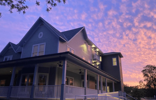 Stonebreaker Hotel & Barn
