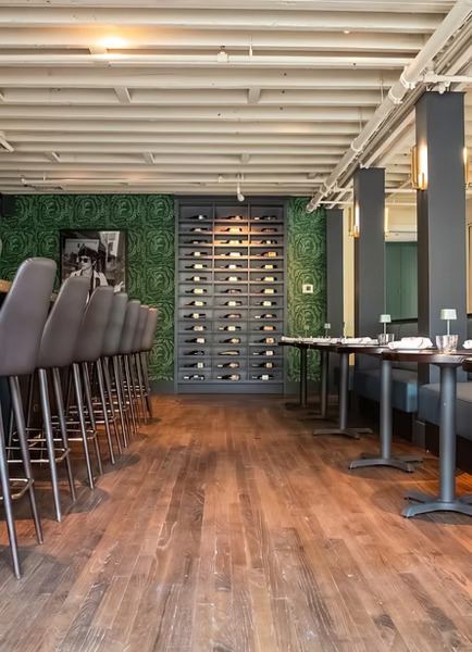 333 Belrose Bar & Grill