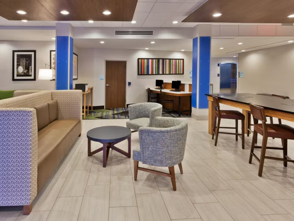 Holiday Inn Express & Suites in Fayetteville