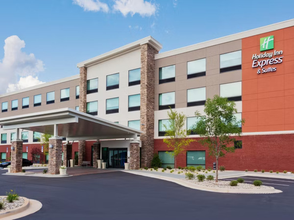 Holiday Inn Express & Suites in Fayetteville