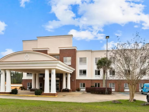 Holiday Inn Express & Suites Lucedale