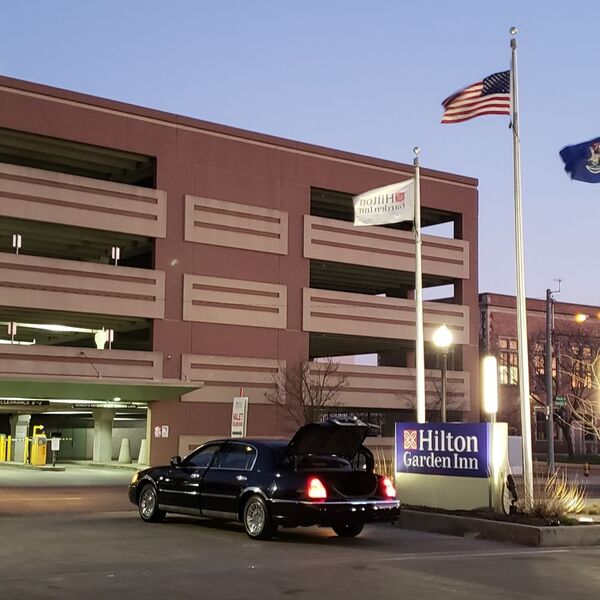 Advanced Limousine Airport Car & Lux Taxi Service Flint, MI.
