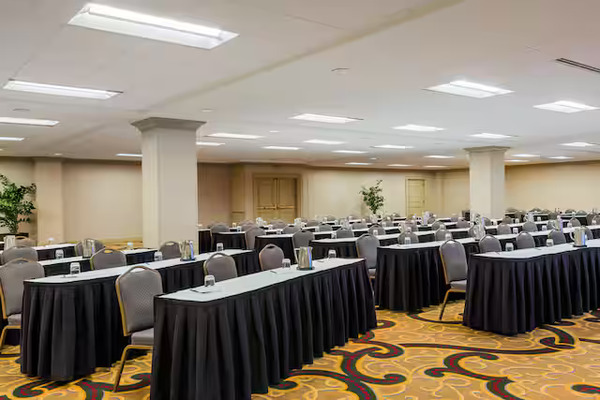 Hilton Indianapolis Hotel & Suites