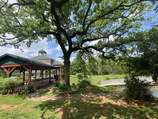 Whispering Pines Inn And Restaurant