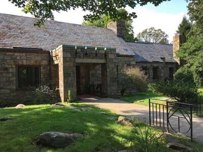 Bears Den Lodge and Hostel